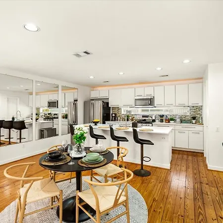 Luxe 3 Story Townhome With Downtown View Near Nrg Stadium Centrally Located Walkable To Popular Restaurants Houston Exterior photo