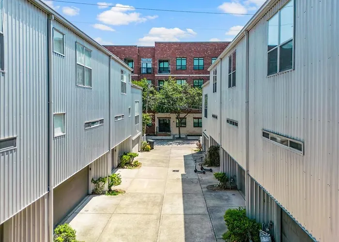 Luxe 3 Story Townhome With Downtown View Near Nrg Stadium Centrally Located Walkable To Popular Restaurants