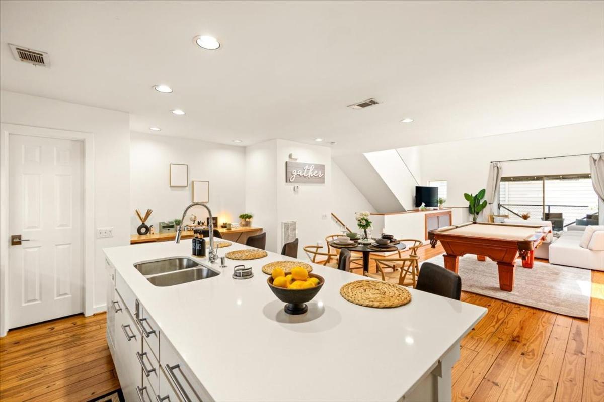 Luxe 3 Story Townhome With Downtown View Near Nrg Stadium Centrally Located Walkable To Popular Restaurants Holiday home Houston
