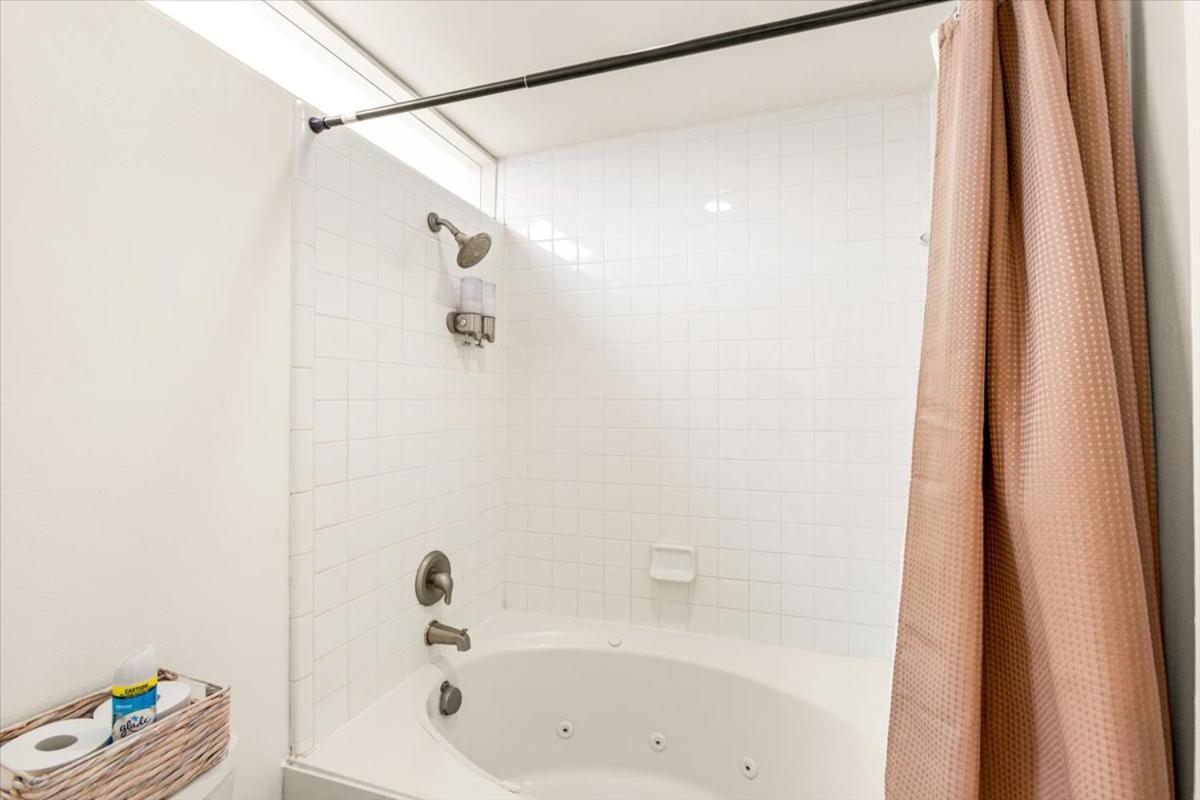 Luxe 3 Story Townhome With Downtown View Near Nrg Stadium Centrally Located Walkable To Popular Restaurants Holiday home Houston