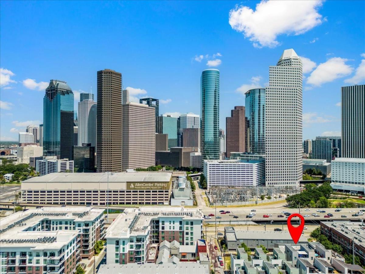 Luxe 3 Story Townhome With Downtown View Near Nrg Stadium Centrally Located Walkable To Popular Restaurants Holiday home *
