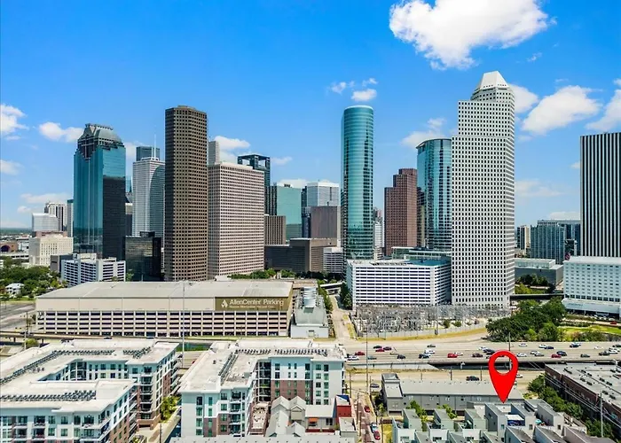 Luxe 3 Story Townhome With Downtown View Near Nrg Stadium Centrally Located Walkable To Popular Restaurants