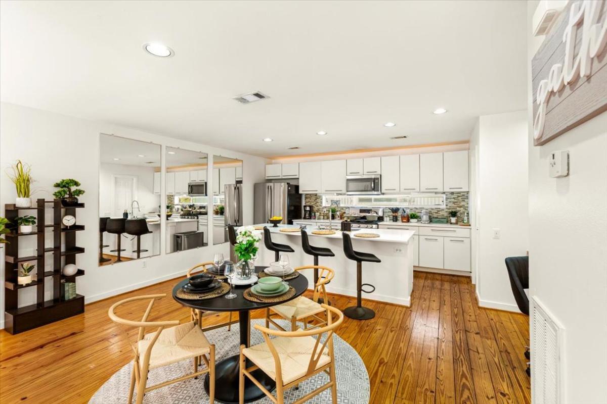 Hébergement de vacances Luxe 3 Story Townhome With Downtown View Near Nrg Stadium Centrally Located Walkable To Popular Restaurants *