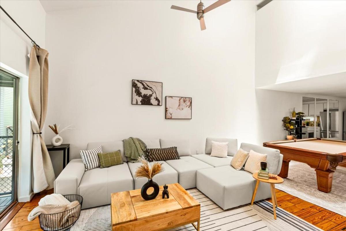 Hébergement de vacances Luxe 3 Story Townhome With Downtown View Near Nrg Stadium Centrally Located Walkable To Popular Restaurants *